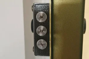 Canto de una puerta blindada con tres bulones de seguridad cromados, cerradura que puede cubrir el seguro de hogar