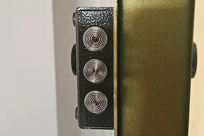 Canto de una puerta blindada con tres bulones de seguridad cromados, cerradura que puede cubrir el seguro de hogar