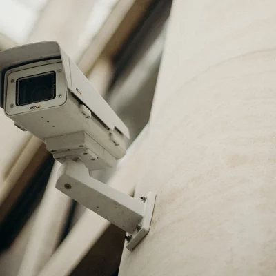 camara vigilancia en una pared
